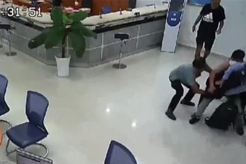 Giây phút bảo vệ và người dân quật ngã tên cướp ngân hàng ở Bình Dương
