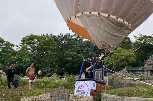 Khinh khí cầu tham gia lễ hội đáp xuống... nghĩa trang