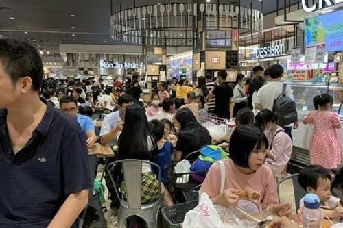 COVID-19 tăng vọt lên hơn 2.100 ca, cao nhất từ đầu năm đến nay