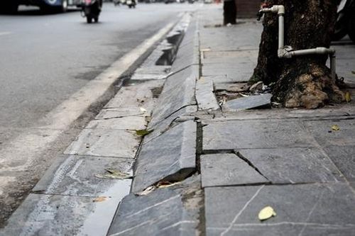 Hà Nội nêu nguyên nhân đá lát hè phố bị nứt, vỡ