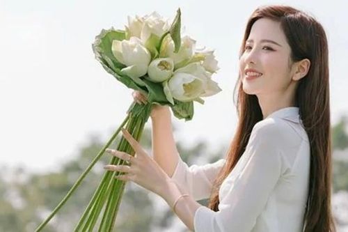 Những kiểu tóc giúp nữ sinh thêm phần thanh lịch và dịu dàng khi diện áo dài