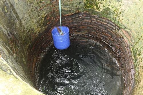 Bố mẹ đau đớn phát hiện thi thể con trai dưới giếng nước của gia đình