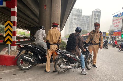 Kiên quyết xử phạt các phương tiện đi ngược chiều trên đường Nguyễn Xiển