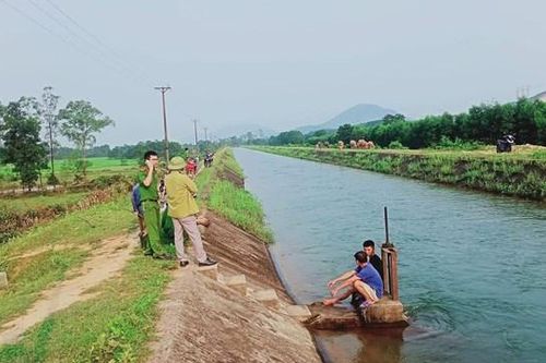 Cùng nhóm bạn đi tắm kênh, một học sinh bị đuối nước