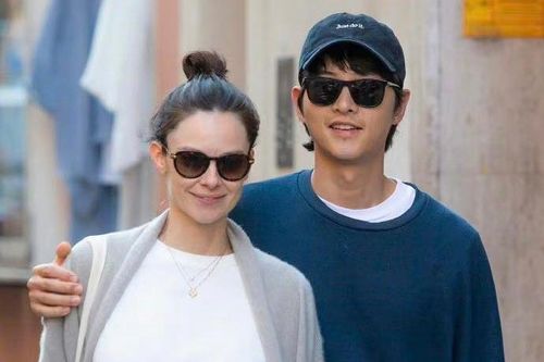 Song Joong Ki nắm tay vợ bầu tại Rome
