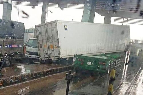 Container rơi khỏi xe đầu kéo, đè 2 ôtô ở trạm thu phí Chợ Đệm