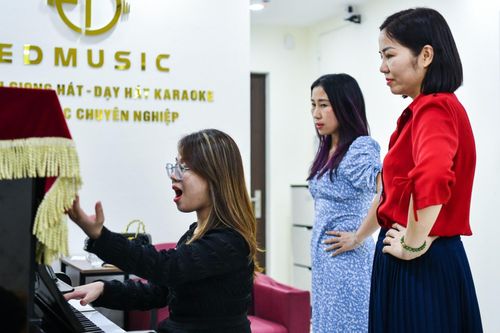 Chi tiền học thanh nhạc để hát karaoke hay hơn