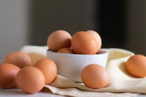 Cách phân biệt trứng gà cũ hay mới