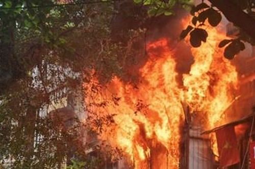 Cháy nhà dân kinh doanh đồ dùng văn phòng phẩm tại phố Hàng Mã (Hà Nội)