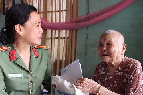 Thăm hỏi, tặng quà Mẹ Việt Nam anh hùng ở huyện Củ Chi