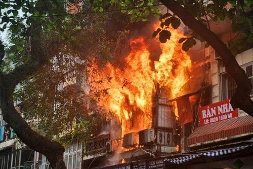 Hà Nội: Ngôi nhà trên phố Hàng Mã cháy ngùn ngụt, người dân hoảng sợ
