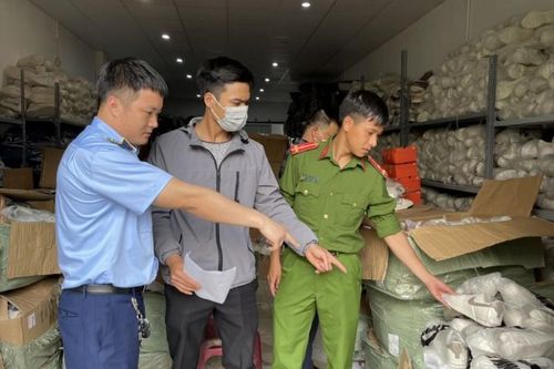 Hải Phòng: Phát hiện hàng nghìn đôi giày giả các nhãn hiệu lớn
