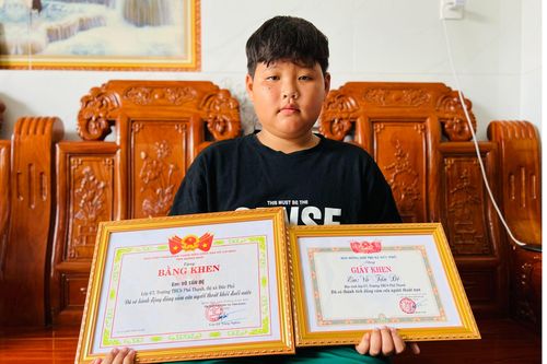 Tặng bằng khen nam sinh cứu người khỏi đuối nước