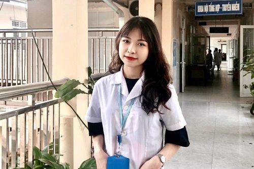 Nữ sinh viên Cao Lan 'vừa hồng vừa chuyên'