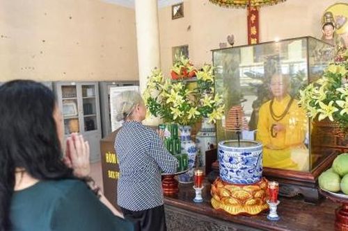 Chiêm ngưỡng bức tượng sáp cố Đại Trưởng lão Hòa thượng Thích Thanh Tứ tại chùa Quán Sứ
