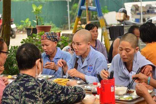 Quán cơm 2 nghìn đồng cho bệnh nhân ung thư của cặp vợ chồng Hà Nội