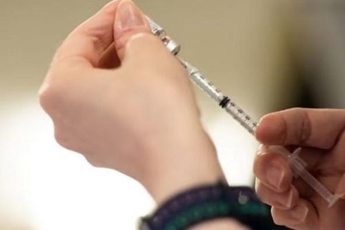 CDC Mỹ duyệt tiêm vắc xin ngừa Omicron, Nhật đối mặt 'làn sóng' ca nhiễm mới