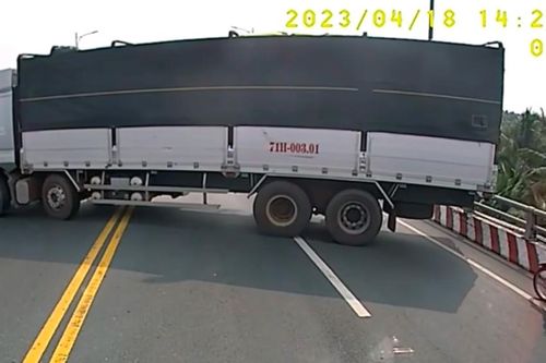 Công an tỉnh Bến Tre làm việc với tài xế quay đầu xe tải trên cầu Hàm Luông