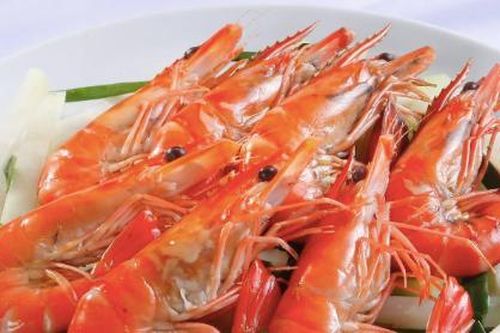 Cô gái suýt chết vì uống nước tro chữa dị ứng tôm biển