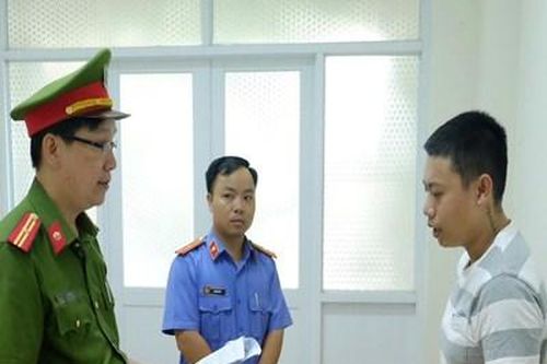 Bắt giữ đối tượng sang chiết ma túy dạng tinh dầu để bán cho học sinh