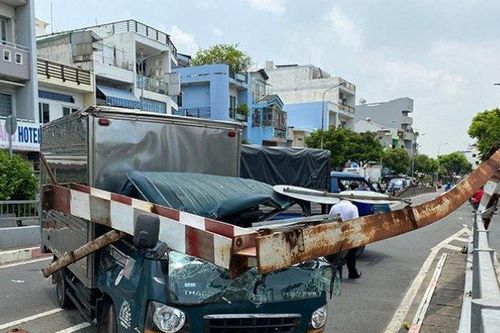 Thanh chắn giới hạn chiều cao ở TP.HCM lần thứ 'n' bị xe tải tông sập