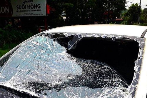 Lâm Đồng: Khởi tố vụ án đập phá xe luật sư sau khi kết thúc phiên tòa