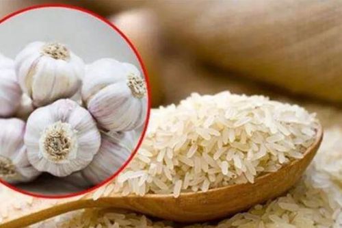 Vùi tỏi vào thùng gạo: Lợi ích lớn, giải quyết cả trăm vấn đề mà nhà nào cũng gặp phải