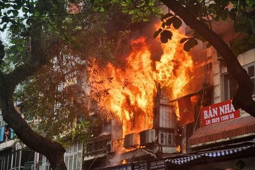 Hà Nội: Cháy trên phố Hàng Mã