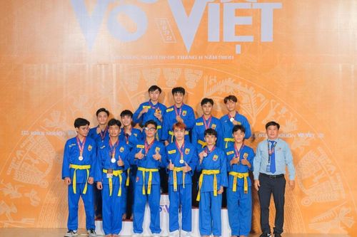 Sinh viên trường công nghệ nhưng trải nghiệm đeo huy chương võ nặng cả cổ