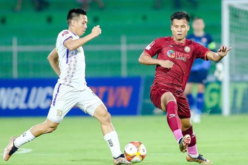 Đẩy trọng tài bị cấm 8 trận, còn đánh 'treo giò' 2 năm