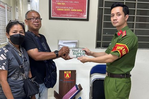 Du khách nước ngoài bỏ quên ví trên xe taxi tại Hà Nội và cái kết ấm lòng