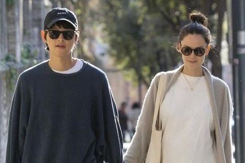 Song Joong Ki đưa vợ bầu đi dạo phố, ảnh đẹp như chụp họa báo