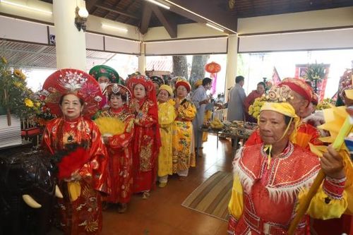 Nhộn nhịp khai hội Am Chúa