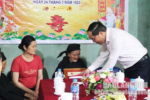 Lãnh đạo tỉnh thăm, tặng quà chúc thọ, mừng thọ tại huyện Văn Lãng
