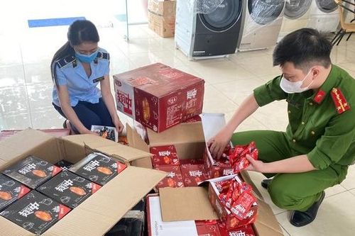 Thu giữ hơn 6.000 sản phẩm ăn liền không rõ nguồn gốc xuất xứ từ Lào Cai chuyển về Hà Nội
