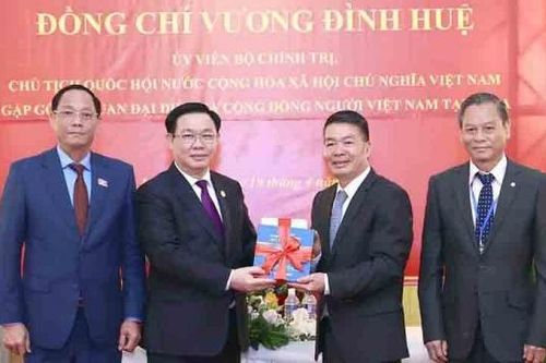 Chủ tịch Quốc hội Vương Đình Huệ gặp mặt cán bộ, nhân viên Đại sứ quán Việt Nam và đại diện cộng đồng người Việt tại Cuba