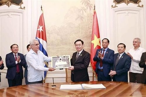 Chủ tịch Quốc hội Vương Đình Huệ thăm Trung tâm Fidel Castro Ruz