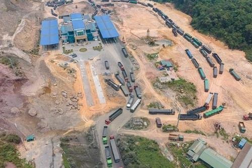 Cửa khẩu quốc tế La Lay bị bụi 'nhấn chìm'