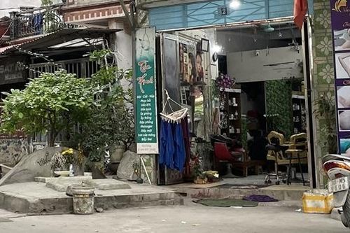 Những ngôi mộ cổ xen kẽ với nhà dân