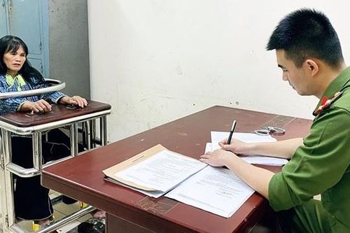 Dùng xăng và dao cản trở người thi hành công vụ