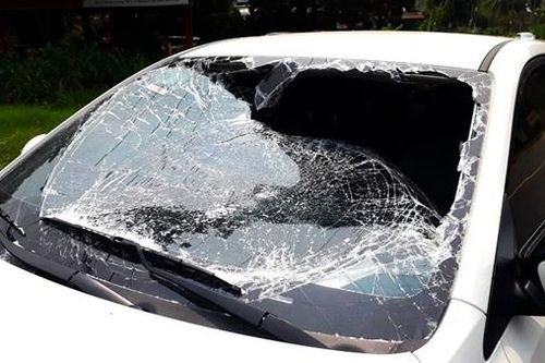 Vừa rời tòa án, luật sư bị chặn đường đập phá xe ôtô