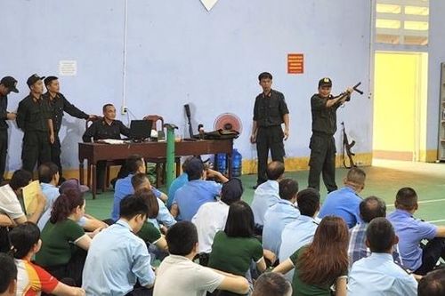 Diễn tập phương án bắt đối tượng dùng 'hàng nóng' cướp ngân hàng