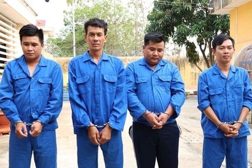 Nhậu say, đánh Giám đốc khu công nghiệp và người đi đường