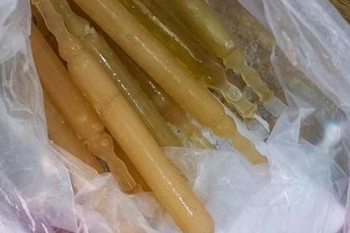 Hàng chục học sinh phải đi bệnh viện sau khi ăn kem ống trước cổng trường