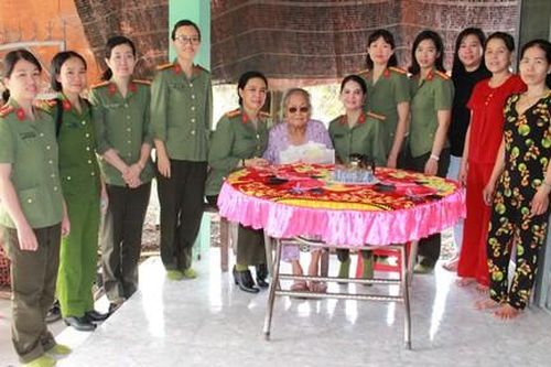 Công an TPHCM: Tri ân, thăm hỏi, tặng quà các Mẹ Việt Nam Anh hùng