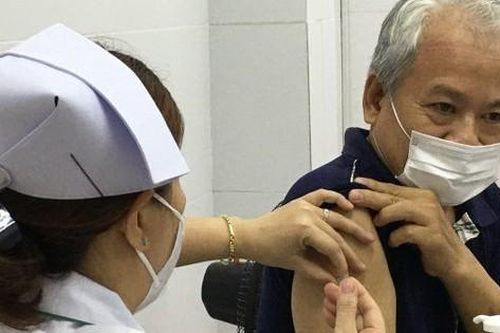 Ca COVID-19 tăng, đẩy mạnh tiêm vaccine để bảo vệ đối tượng nguy cơ cao