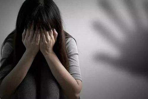 Trẻ có suy nghĩ tự tử, làm hại bản thân, chuyên gia khuyến cáo những việc cha mẹ cần làm ngay