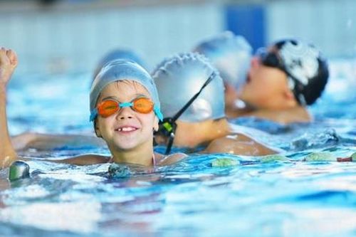 Nguy cơ lây nhiễm bệnh tại các bể bơi công cộng vào mùa hè