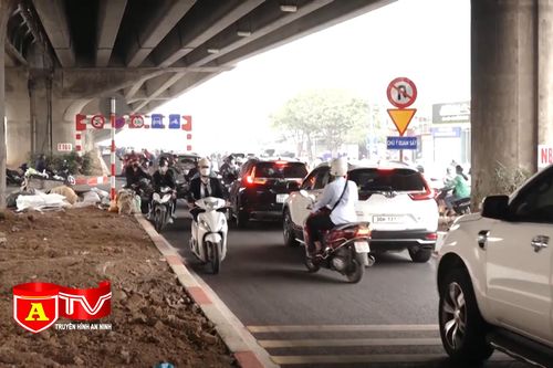Khó khăn trong xử lý vi phạm giao thông tuyến đường Nguyễn Xiển