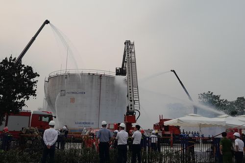 Huy động lực lượng xử lý cháy giả định kho xăng Đức Giang